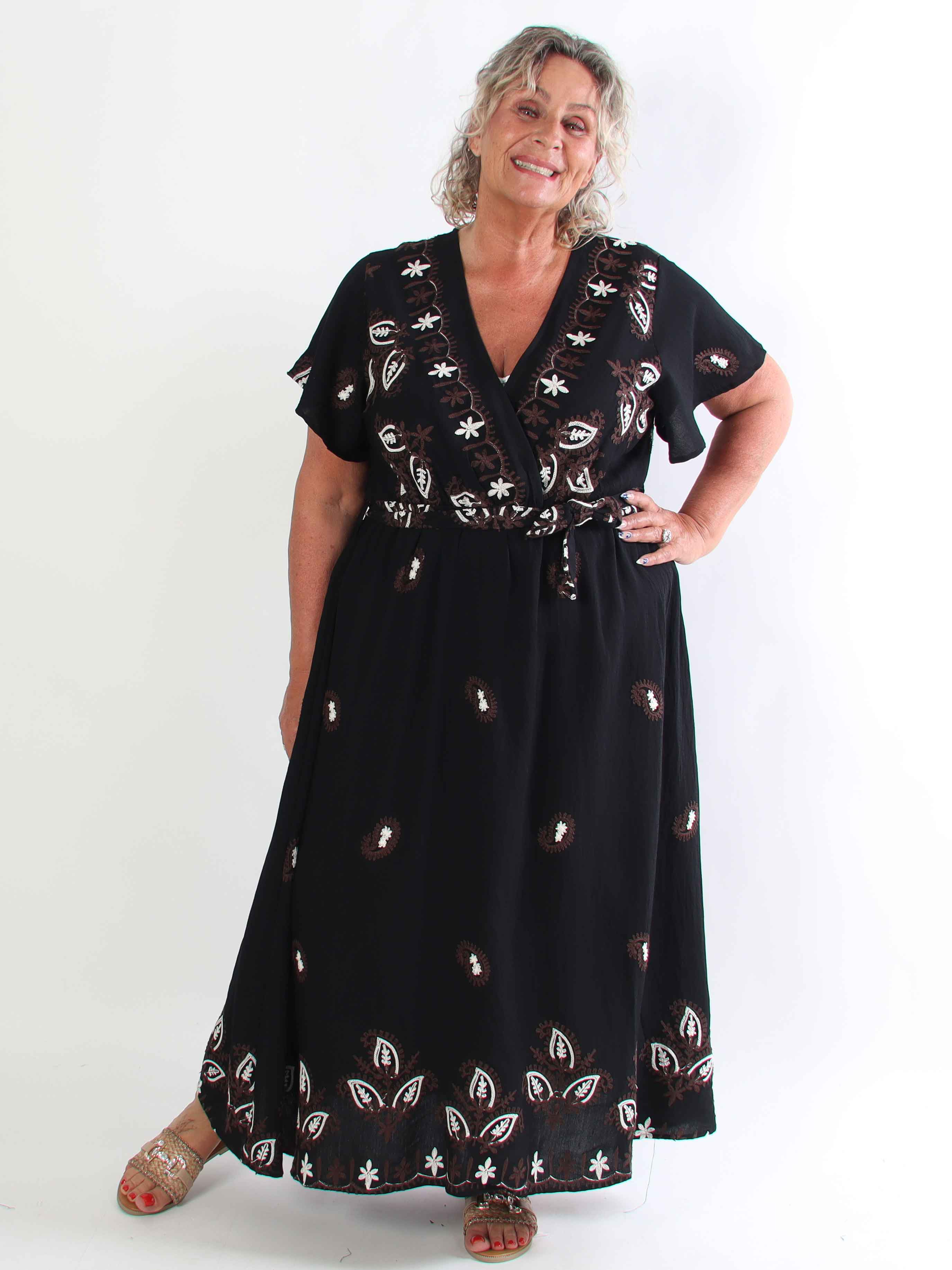 Nidia - Feminin kjole i viskoseblanding med broderet paisley mønster
